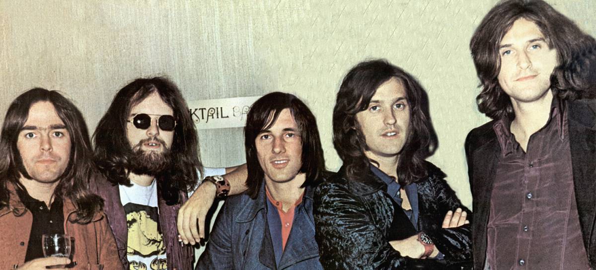De izquierda a derecha: John Dalton, John Gosling, Mick Avory, Dave Davies y Ray Davies, de The Kinks.