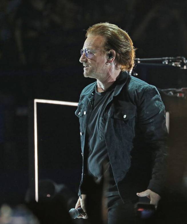 Bono de U2, cantando en directo en Milan en 2018.