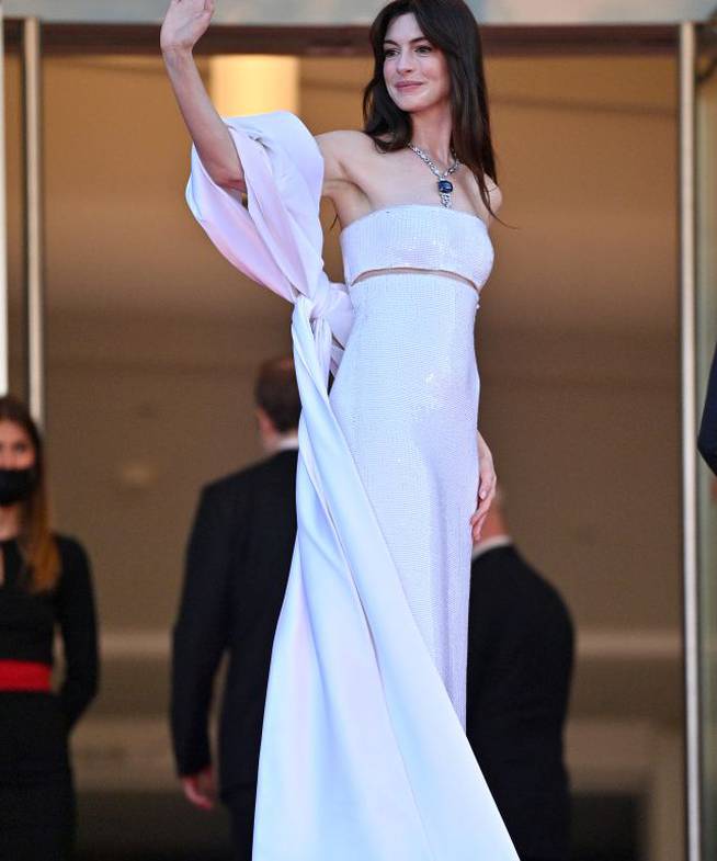Anne Hathaway en la alfombra roja del Festival de Cannes vestida de Giorgio Armani