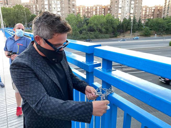 Alejandro Sanz coloca un candado junto a la placa del Puente del Corazón Partío