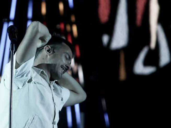 El vocalista de Vetusta Morla bailando y cantando en su último concierto en Madrid.