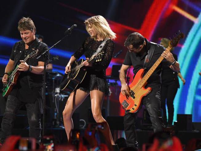 Taylor Swift toca la guitarra durante uno de sus conciertos
