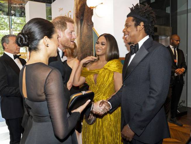¡Fuera protocolos! Saludo informal entre los duques de Sussex, Beyoncé y Jay Z.