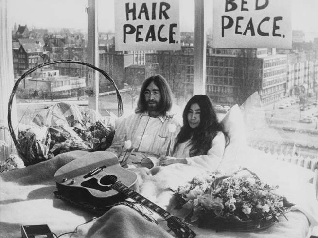 John Lennon y Yoko Ono en la cama del hotel de Ámsterdam en 1969