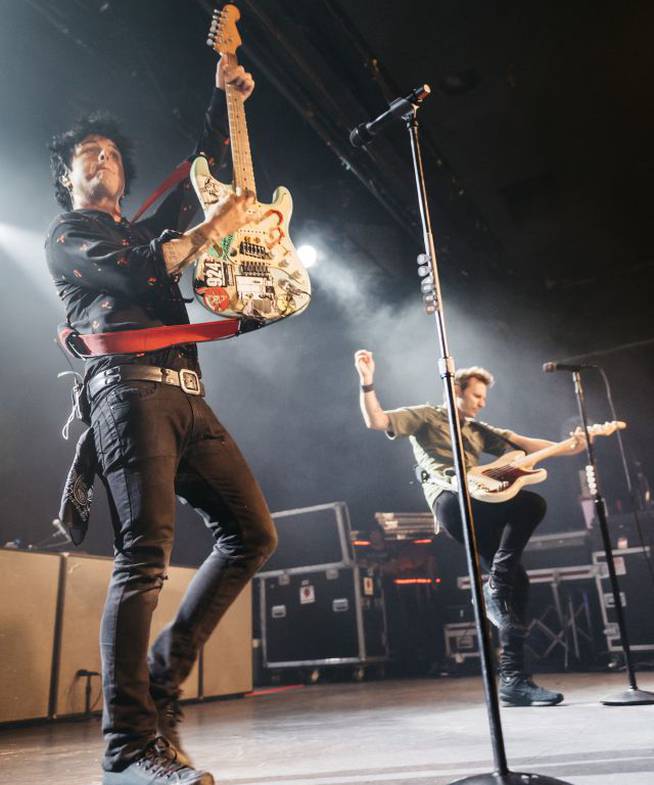 Billie Joe Armstrong y Mike Dirnt actúan con Green Day en la sala La Riviera de Madrid.