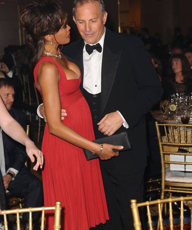 Whitney Houston y Kevin Costner posan juntos en 2008.