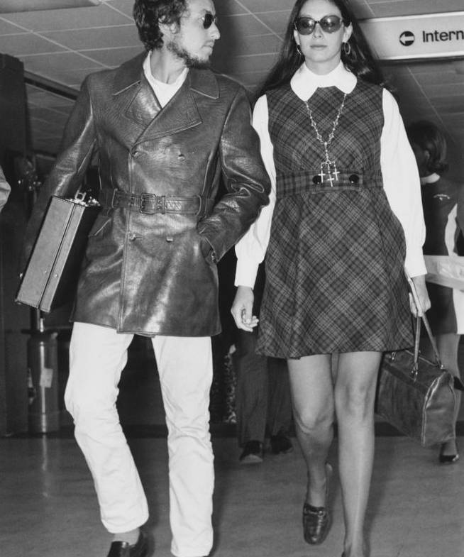 Bob Dylan y su mujer, Sara Lownds, en el aeropuerto de Heathrow de Londres en 1969.