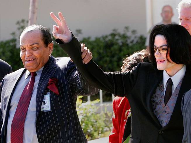 Joe Jackson apoyando a su hijo Michael durante su juicio más mediático.