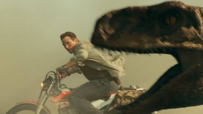 Chris Pratt como Owen Grady haciendo lo que mejor se le da: huir de dinosaurios que le quieren comer.