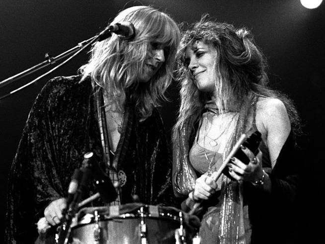 Christine McVie y Stevie Nicks durante una actuación en 1977. 
