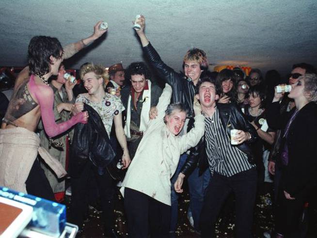 Imagen del backstage de los Sex Pistols en el Winterland Ballroom en 1978 en San Francisco, California.