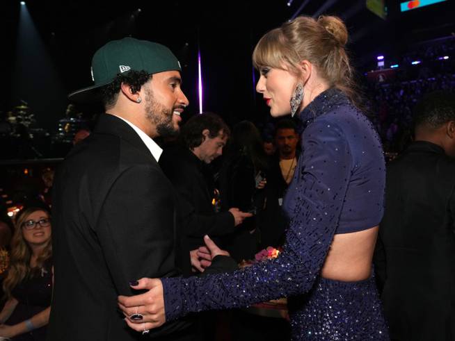 Bad Bunny y Taylor Swift charlando en los Premios Grammy 2023