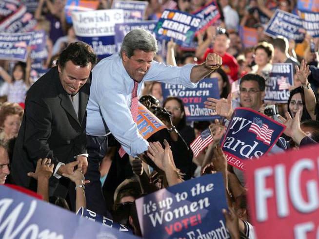 John Kerry, el candidato demócrata a las elecciones estadounidenses, junto a Bruce Springsteen, en un mitin en Florida en la campaña de 2004.