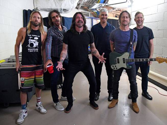 The Foo Fighters: Taylor Hawkins, Rami Jaffee, Dave Grohl, Pat Smear, Chris Shiflett y Nate Mendel, posando en el backstage del Madison Square Garden en 2021. 