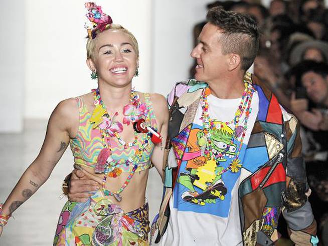 Miley Cyrus en la pasarela de Nueva York junto a Jeremy Scott