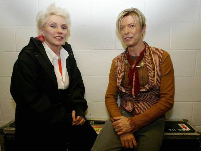 Debbie Harry y David Bowie, en el backstage antes de un concierto en Manchester en 2003.