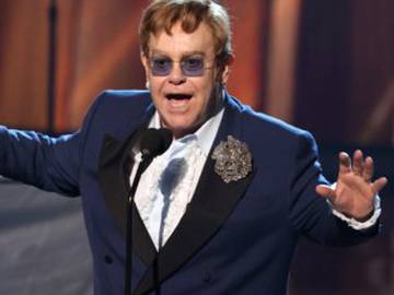 Elton John canta por primera vez en directo ‘Cold Heart’... ¡en un chiringuito de la playa!