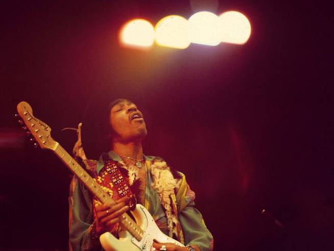 Jimi Hendrix (1942-1970) actúa con su guitarra Stratocaster en el Royal Albert Hall de Londres en 1969.