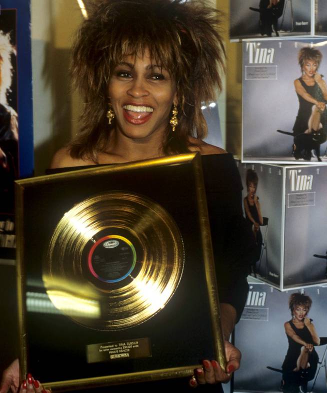 Tina Turner con su galardón por el disco &#039;Private Dancer&#039;