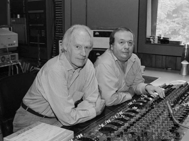 George Martin y Geoff Emerick posan en los estudios de Abbey Road.