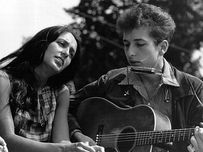 Bob Dylan y Joan Baez actúan durante la marcha por los derechos civiles del 28 de Agosto de 1963 (Washington D.C.)