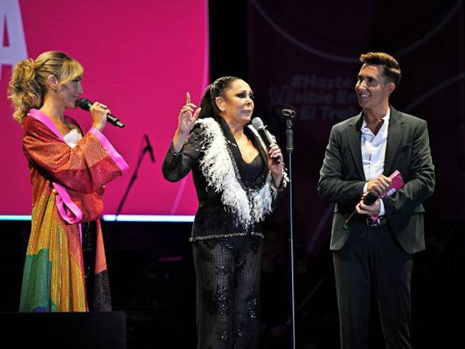 Isabel Pantoja en el escenario junto a Omar Sánchez y Luján Argüelles en la gala Mr. Gay España.