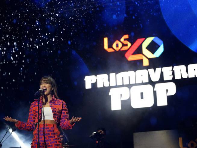 Aitana sobre el escenario de LOS40 Primavera Pop