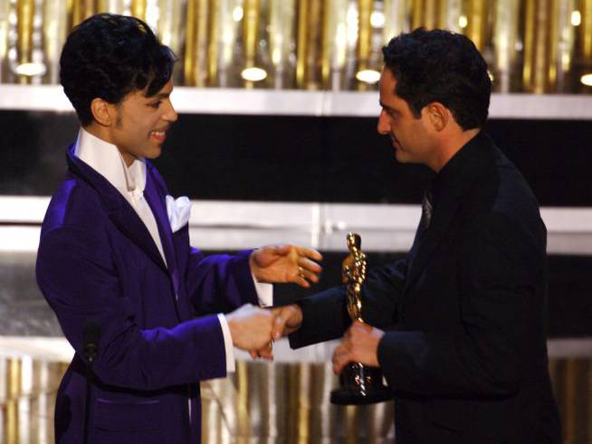Prince, junto a Jorge Drexler, ganador del Oscar a mejor canción con &#039;Al Otro Lado del Rio&#039;, de la película &#039;Diarios de motocicleta&#039;.