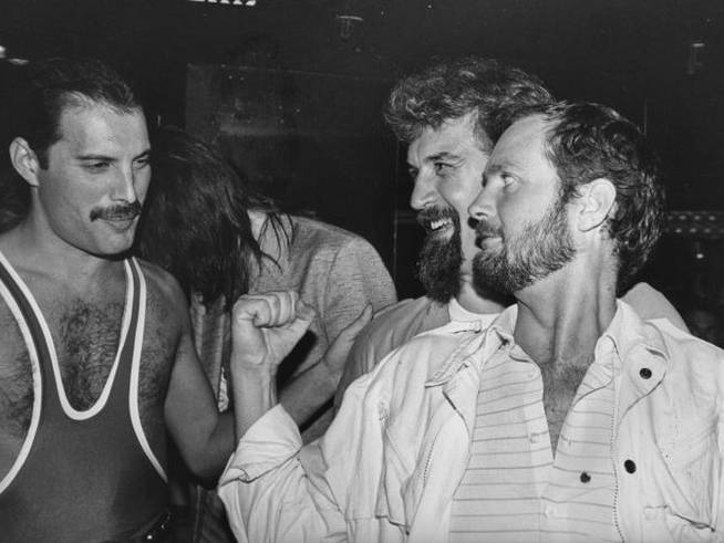 Freddie Mercury, con el comediante Billy Connolly y el DJ Kenny Everett, durante el 38º aniversario del cumpleaños del cantante de Queen.