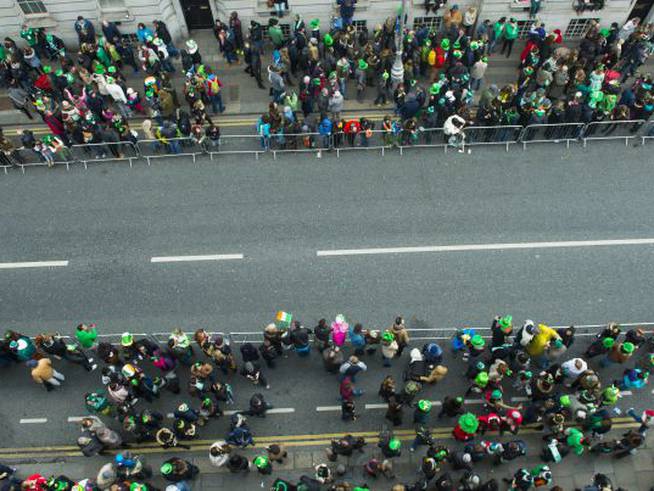Gente espernado al desfile de San Patricio en Dublín.