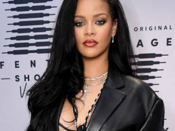 Rihanna posa en ropa interior para mostar su colección de San Valentín