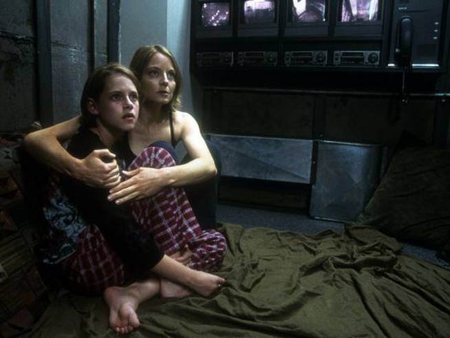 Kristen Stewart y Jodie Foster, en un fotograma de la película &#039;La habitación del pánico&#039;