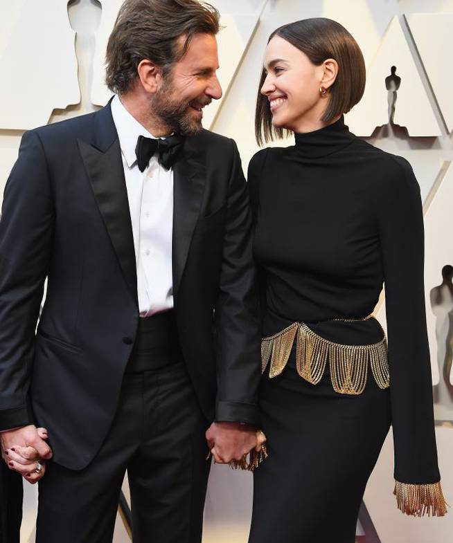 Bradley Cooper e Irina Shayk en la alfombra roja de los Oscar.