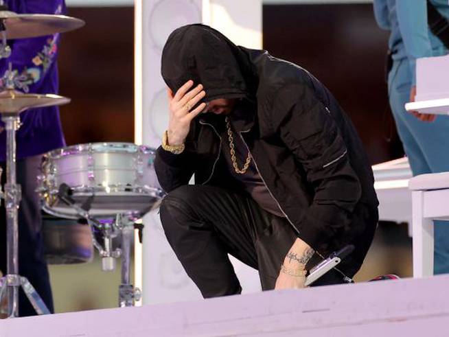 El gesto contra el racismo de Eminem en la Super Bowl 2022