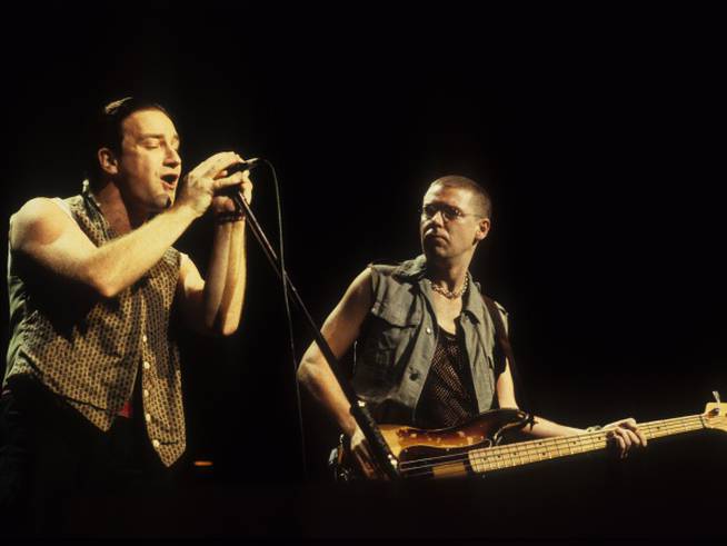 Bono y Adam Clayton de U2 en una foto de 1987.