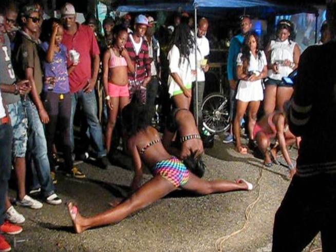 Imagen de una fiesta dancehall en un barrio de Kingston en Jamaica. /Foto: Jacqueline Charles/Miami Herald/MCT via Getty Images.