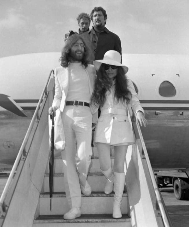 John Lennon y Yoko Ono bajan del avión privado en Gibraltar para casarse, el 20 de marzo de 1969.
