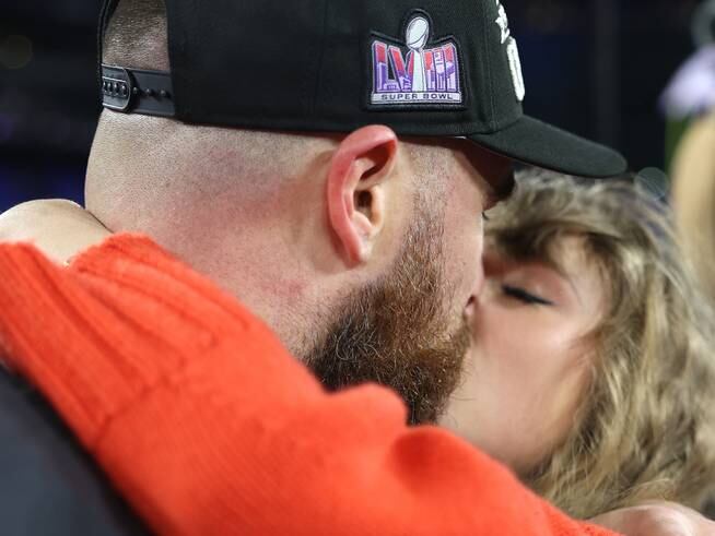 Travis Kelce y Taylor Swift se dan un beso en un partido de los Chiefs