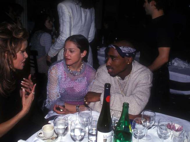 Raquel Welch, Madonna y Tupac Shakur en la fiesta de la revista Interview en marzo de 1994.