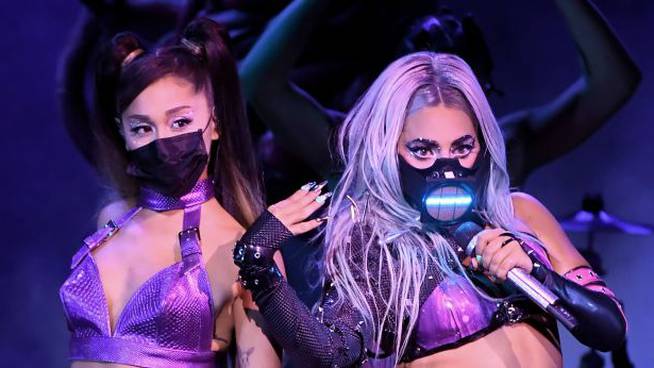 Ariana Grande y Lady Gaga durante su actuación en los MTV VMAs 2020.