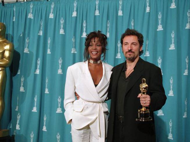 Whitney Houston y Bruce Springsteen, en la ceremonia de los Oscar en 1994.