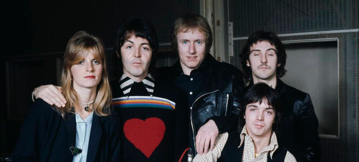 Linda McCartney, Paul McCartney, Geoff Britton, Denny Laine y Jimmy McCulloch, integrantes de Wings, en 1974.