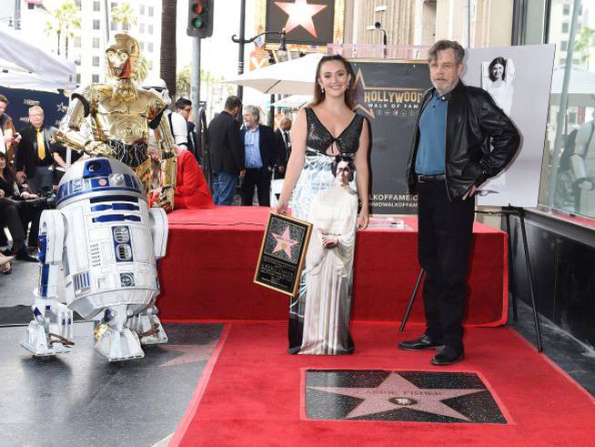 Billie Lourd y Mark Hamill, acompañados por R2-D2 y C-3PO.