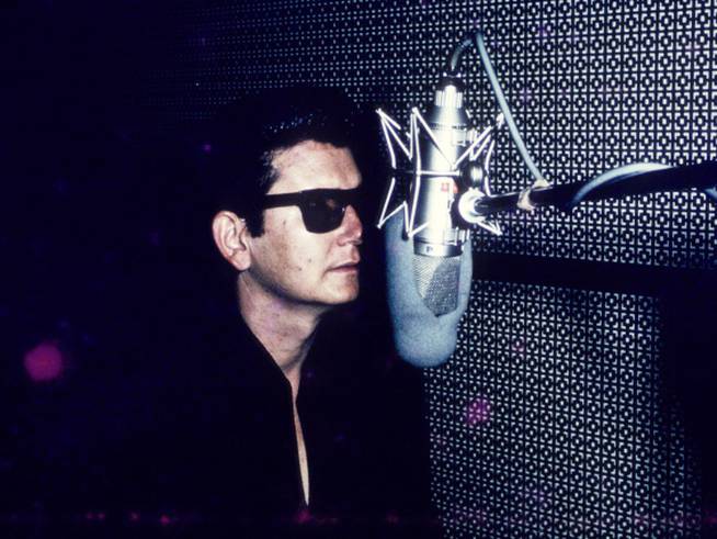 Roy Orbison, en el estudio de grabación.