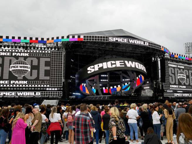 Los fans llegan al concierto de las Spice Girls en el Croke Park en Dublín, Irlanda.