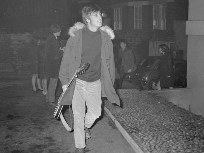 John Lennon llegando a los estudios Abbey Road, Londres, en noviembre de 1966.