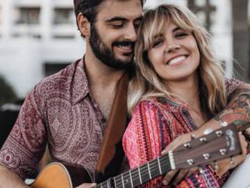Andrea y Rosco de Hotel Flamingo se casan y convierten la petición de mano en el videoclip de ‘Take you home’