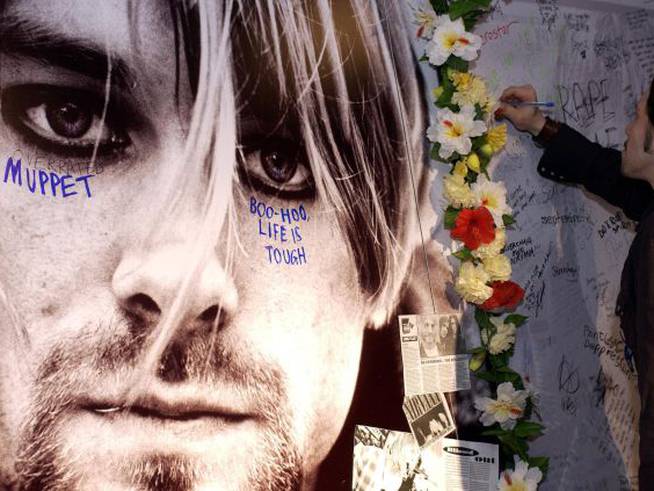 Mural de recuerdo a Kurt Cobain en la víspera del 10º aniversario de su muerte, el 5 de abril de 1994.