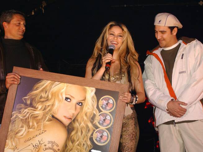 Shakira recibe el cuádruple disco de platino durante el evento de presentación de Laundry Service en La Riviera, junto a Tony Aguilar.