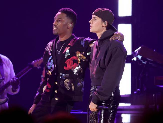 Justin Bieber y Giveon durante su actuación en los Premios Grammy 2022